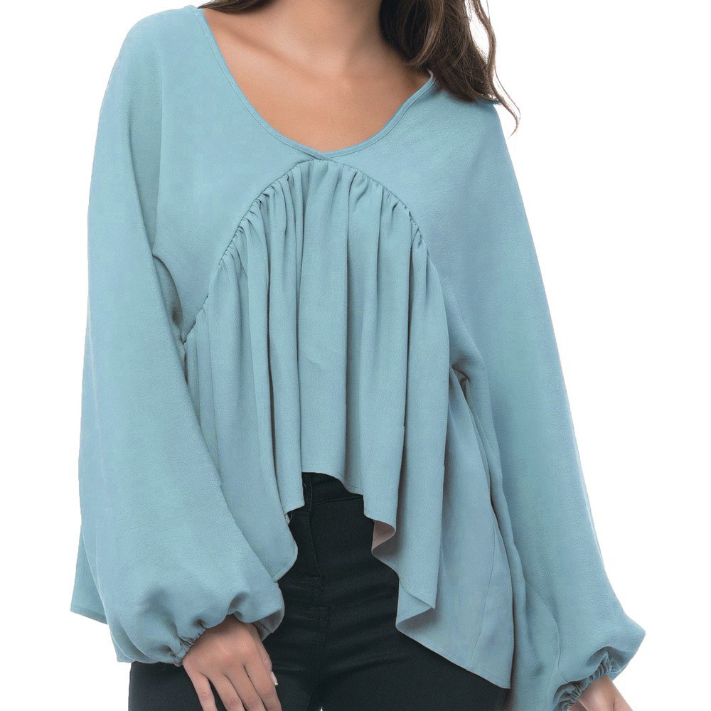 Sweter z opadającymi falbanami