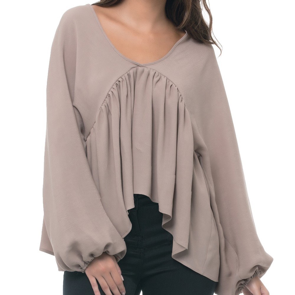 Sweter z opadającymi falbanami