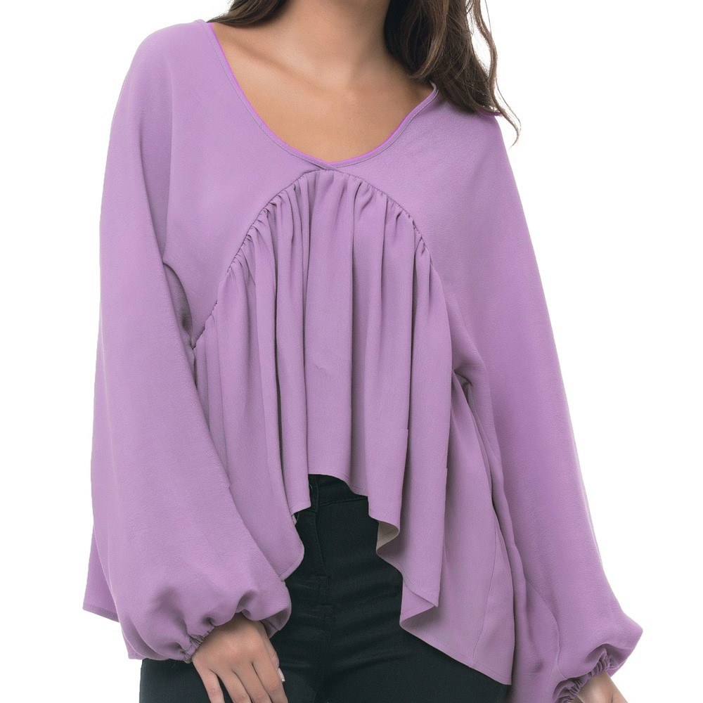 Sweter z opadającymi falbanami