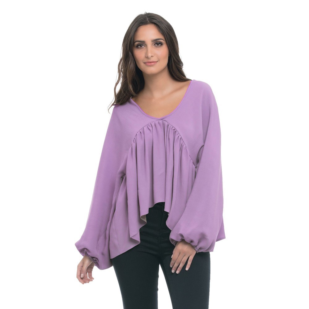 Sweter z opadającymi falbanami