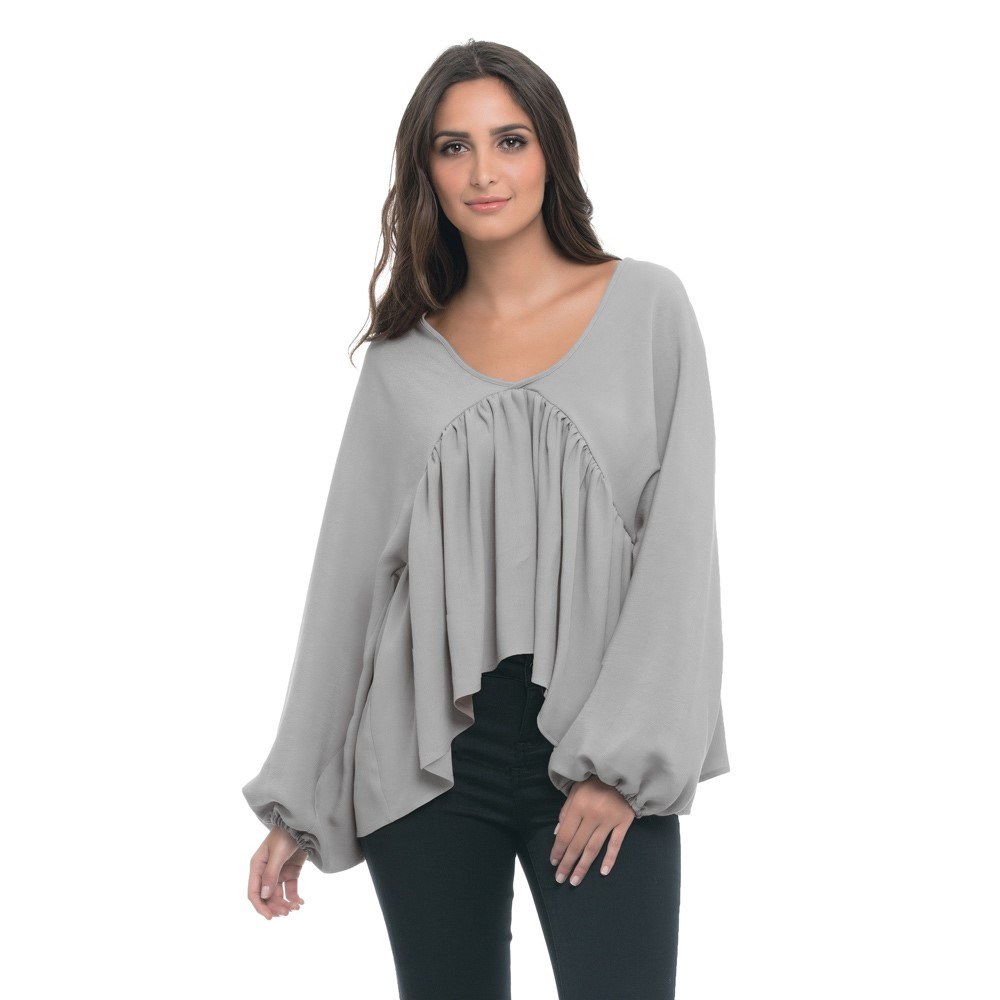 Sweter z opadającymi falbanami