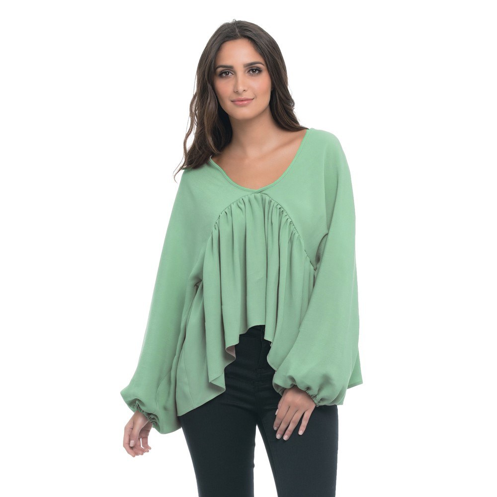 Sweter z opadającymi falbanami