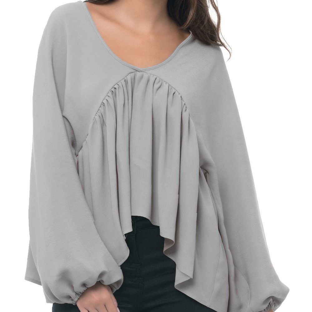 Sweter z opadającymi falbanami