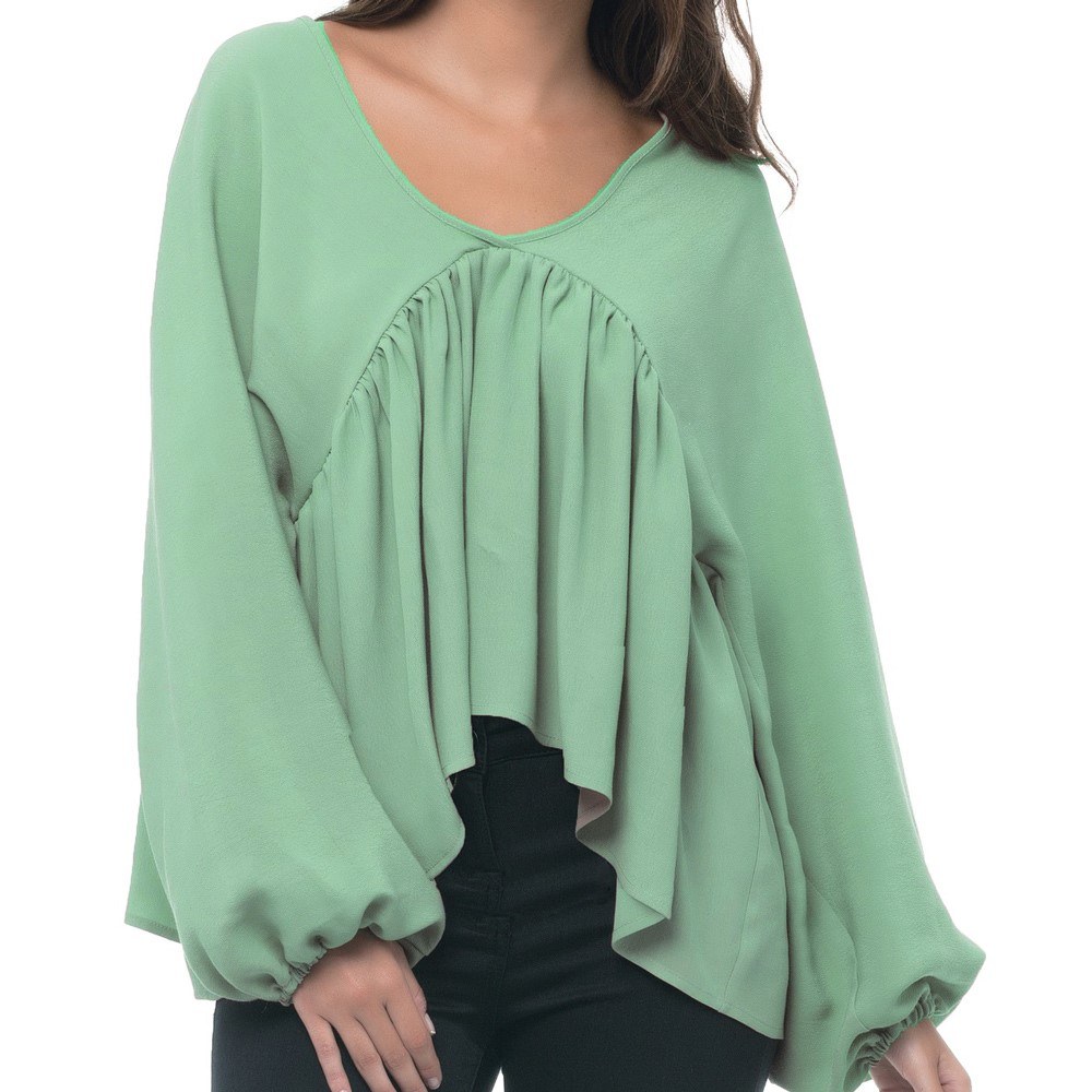 Sweter z opadającymi falbanami