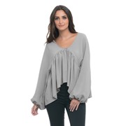 Sweter z opadającymi falbanami